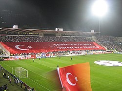 Çarşı grubu ağırlıklı olarak İnönü Stadyumu'nda kapalı tribünde toplanır. Liverpool FC maçı, 2007