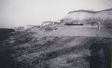 Au premier plan, le blockhaus d'observation au nez arrondi