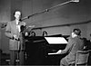 Вилли Шнайдер (слева) и Ганзейский оркестр во время репетиции в студии WDR (февраль 1954)