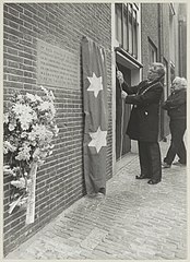 Burgemeester Reehorst onthult in 1980 op de plaats van de voormalige synagoge een gedenkplaat van de Haarlemse Joden die in WO II omkwamen