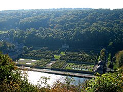 Château y jardines vistos desde las rocas (rocheres) de Freÿr