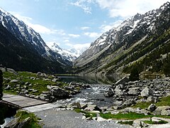 Le gave de Gaube s'écoule depuis le lac de Gaube.