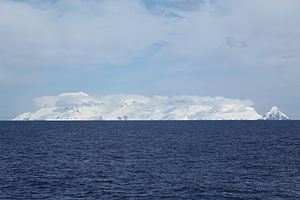 Вигляд острова Кларенс з північного сходу та гори Ірвінґ (ліворуч)