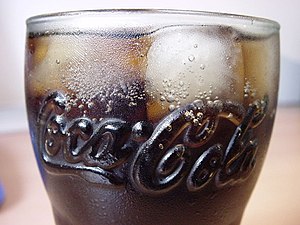 English: Coca-Cola in a glass with ice Deutsch...