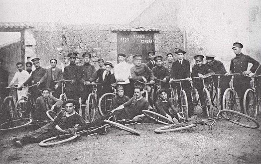 Corralón da Gaiteira, grupo de ciclistas (191...).