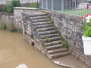 Лестница, спускающаяся к реке Салон