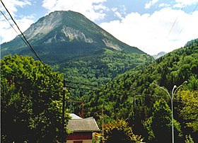 La dent du Villard vue depuis Bozel au nord-ouest.