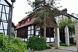 Hof der ehemaligen Synagoge mit Denkmal