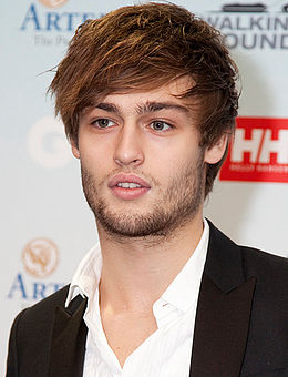 Douglas Booth helmikuussa 2011.