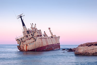 Kapal kargo Edro III yang telah berkarat dan terbengkalai di dekat Pegeia, Paphos, Siprus.