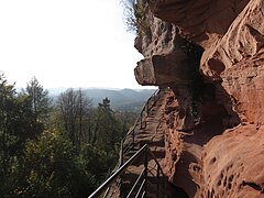 Chemin pour accéder au sommet, taillé dans la roche.