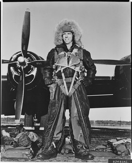 „Ein US-Luftwaffe „B-29 Superfort“-Pilot mit dem 98. Bomber in Japan ist in seiner Schutzkleidung bereit für einen weiteren Bombenangriff auf kommunistische Ziele in Nordkorea“ (1953)