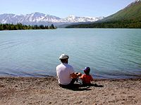 Apa és fia egy tóparton apák napján