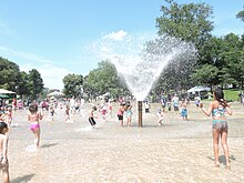 Дети празднуют ежегодный день открытия бассейна с брызгами Frog Pond.