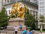Die Reiterstatue William T. Sherman mit der Göttin Nike auf der Nordhälfte des Platzes