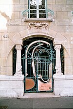 1898 : portail du Castel Béranger, 14, rue Jean-de-La-Fontaine, 16e arrondissement.