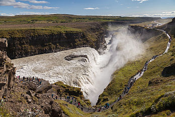 Gullfoss ("Catarata Dourada") é uma queda de água no desfiladeiro do rio Hvítá, região de Suðurland, sudoeste da Islândia. É uma das principais atrações do Círculo Dourado. (definição 5 161 × 3 441)