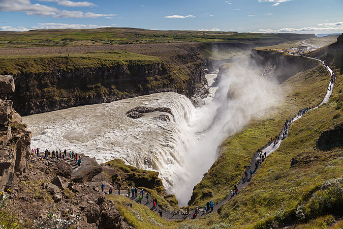 图为冰岛的古佛斯瀑布（冰岛语意为“黄金瀑布”）。