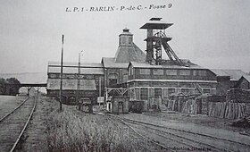 La fosse no 9 - 9 bis vers 1910. Le puits no 9 bis est au premier plan, le puits no 9 est à l'arrière-plan.