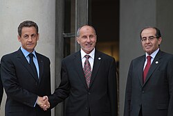 Nicolas Sarkozy (à gauche), Moustapha Abdel Jalil (au centre) et Mahmoud Jibril (à droite) en 2011 lors de la Conférence internationale de soutien à la Libye.