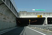 オンランプはトンネル内で本線に合流する[5]