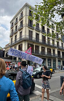 Local neighbor protesting against tourists in La Rambla (Barcelona, Spain) La Rambla (Barcelona, 2023).jpg