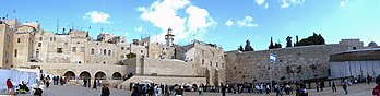 Panorama du Mur des Lamentations (à droite) à Jérusalem et des immeubles adjacents. (définition réelle 8 543 × 2 172)