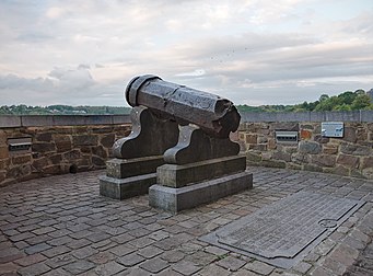 Le « Spantôle », canon en fer forgé du XVe siècle exposé sur les remparts de Thuin, en actuelle Belgique. (définition réelle 4 465 × 3 296)