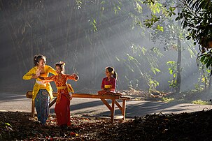 Jeunes villageoises de Penglipuran apprenant les danses traditionnelles de Bali. (définition réelle 2 998 × 2 000)