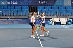 Luísa Stefani e Laura Pigossi celebrando a conquista de um ponto