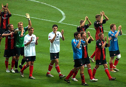 Spieler von Eintracht Frankfurt nach einem Spiel 2006