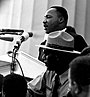 Мартин Лутер Кинг држи говор на Маршу слободе