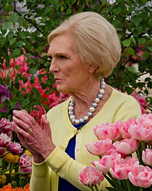 Мэри Берри на выставке цветов в Челси - 2017 - (34039048853) (обрезано) .jpg