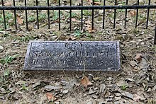 A grey headstone inscribed with the name Samuel McCulloch Jr.