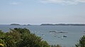 Les Mez de Goëlo vus depuis Pors-Even (Ploubazlanec). À gauche on distingue le phare de Lost-Pic, à droite la pointe de Plouézec avec le port de Port-Lazo.