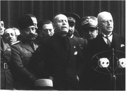 Mussolini til venstre for Agnelli, på besøk hos Fiat-arbeiderne i Lingotto den 24. oktober 1932[9]