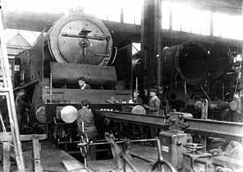 Stoomlocomotief NS 3904 tijdens revisie in de Hoofdwerkplaats Tilburg. Rechts de NS 3601.