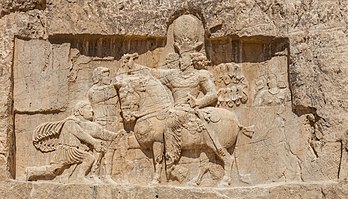 Yon des bâs-relièfs de Naqsh-e Rostam, que montre lo trionfo de Shapour Iér sus Valèrin en 260. (veré dèfenicion 7 911 × 4 313*)