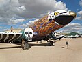 Vyřazený Douglas C-117 vystavený v americkém Pima Air & Space Museum. V akci the Boneyard Project letoun pomaloval brazilský street artový umělec Nunca.