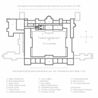 Piano nobile di Buckingham Palace. A: Sala da pranzo di rappresentanza; B: Salotto blu; C: sala da musica; D: Salotto bianco; E: gabietto reale; F: sala del trono; G: Salotto verde; H: galleria; J: sala da ballo;  K: galleria est; L: Salotto giallo; M: sala centrale/sala del balcone; N: sala da pranzo cinese; O: corridoio principale; P: appartementi privati; Q: stanze di servizio; W: scalone principale. A pianterreno:  R: Entrata degli ambasciatori; T: Entrata principale. Le altre aree rappresentano ali minori del palazzo