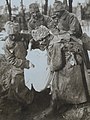 Pohřeb v Karpatech, reportážní foto z r. 1915, inspirace pro vznik sousoší