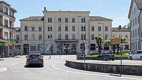 Le bâtiment principal et l'entrée de la gare vu depuis la rue arrivant sur la place de la gare.