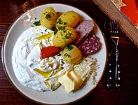 Erzgebirgische Variante: Quark mit Leinöl, Butter, Blut- und Leberwurst, Zwiebeln, Salzkartoffeln