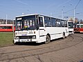 Autobus náhradní autobusové dopravy ve smyčce Starý Hloubětín během rekonstrukce