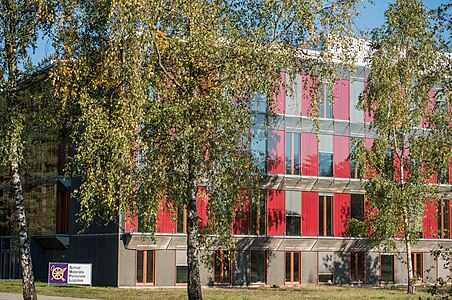 Het gebouw van de School Materiele- en Personele Logistiek op de kazerne.