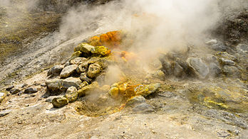 Fumarôla de la Solfatâra, dedens los champs Flègrèens, en Campania. (veré dèfenicion 6 042 × 3 402*)