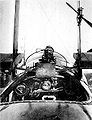 Cockpit mit Vickers-MG und Sichtschutzscheibe
