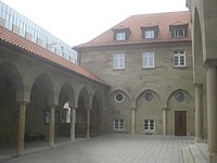 Arkadenhof, links: Arkadengang, mitte: Pfarrhaus mit Blendarkaden, rechts: Hauptportal.