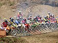 Le départ de la première manche de motocross anciennes le 15 août 2007 sur le Circuit du Val de Gravel à Corseul dans les Côtes d'Armor.