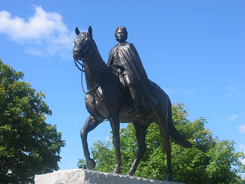 Archivo:Statue Elizabeth II 2.jpg